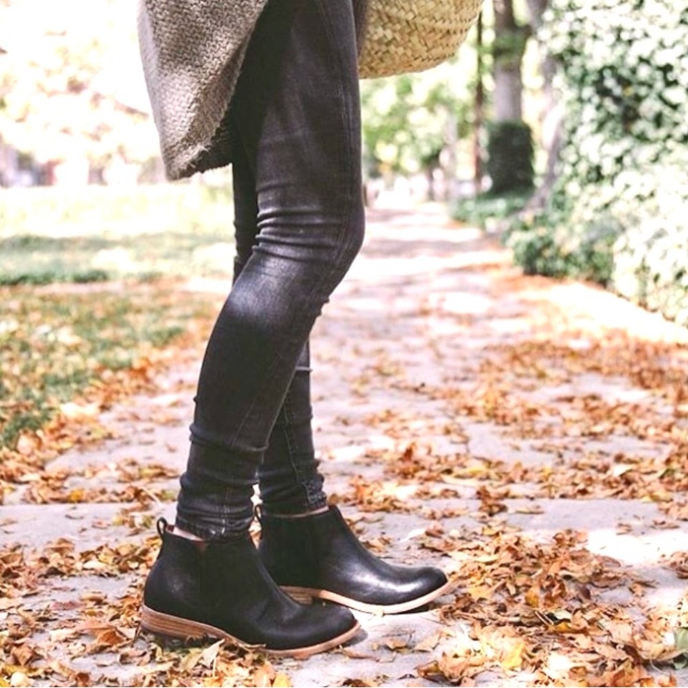 Velma Kork Ease Black Leather Pull On Stretch Panel Ankle Boots size 8.5
